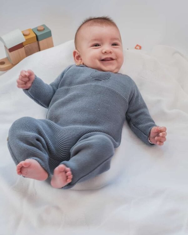 combinaison en tricot bébé bleu orage 2