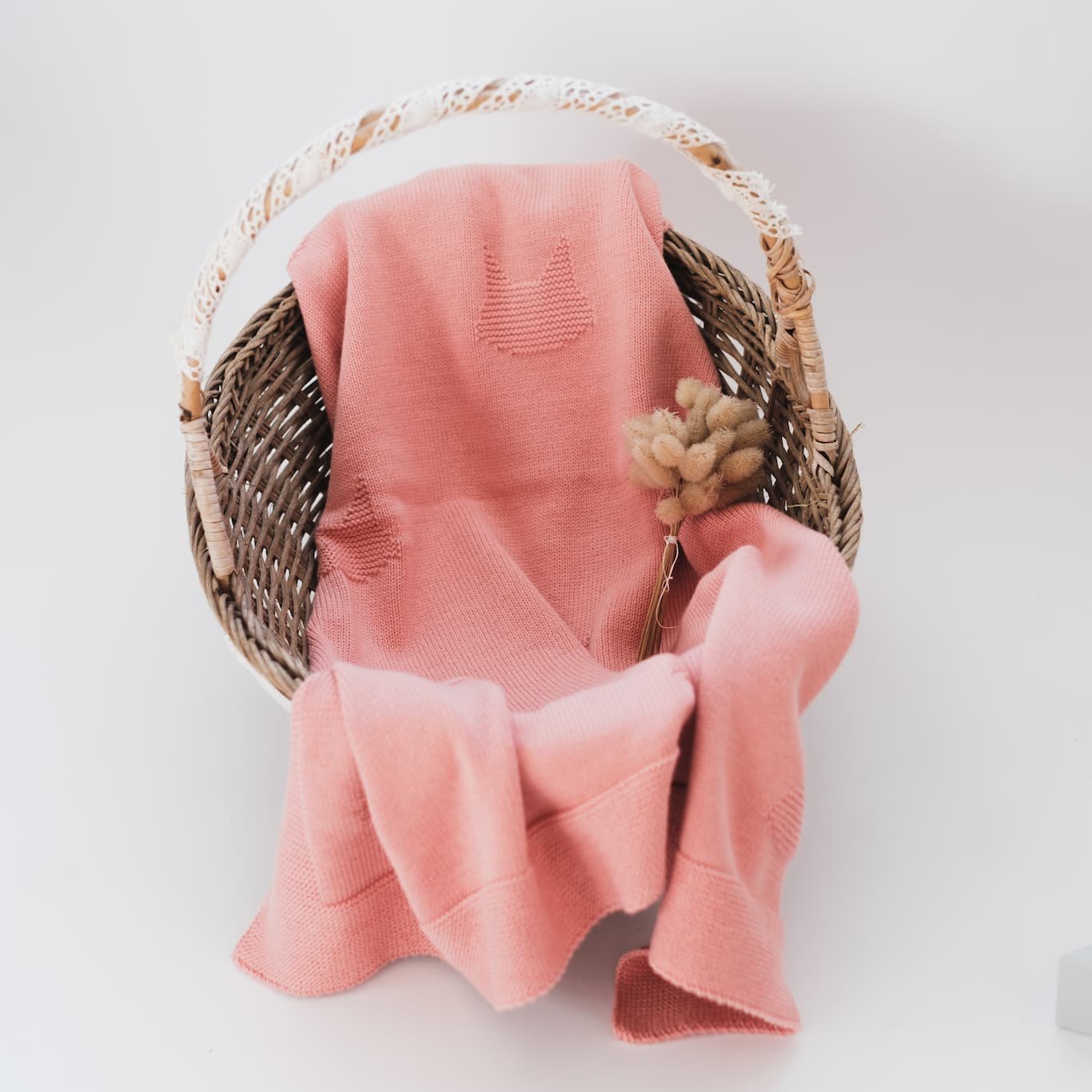 couverture rose tricoté pour bébé