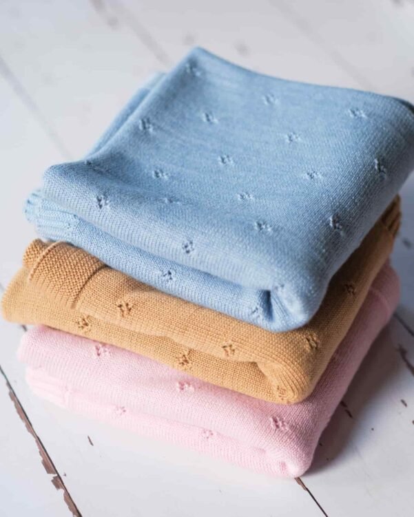 couverture ajouree en laine pour bébé (1)